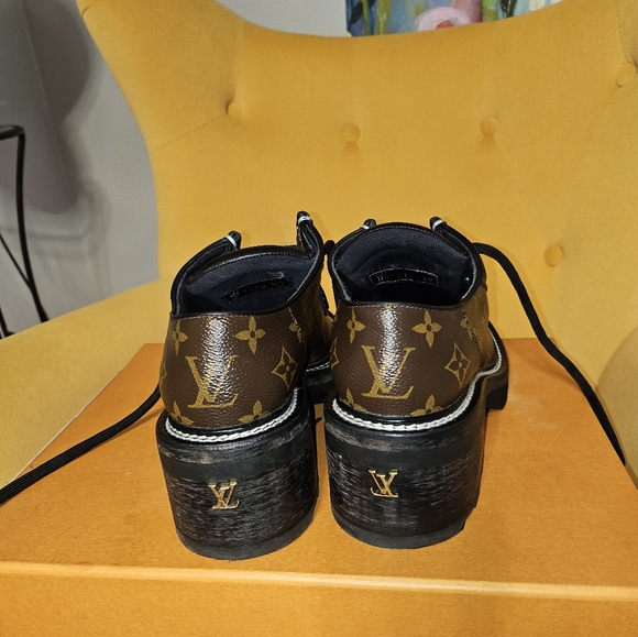 Louis Vuitton Laced Loafers barely worn Size 9 Brown - Picture 4 of 10